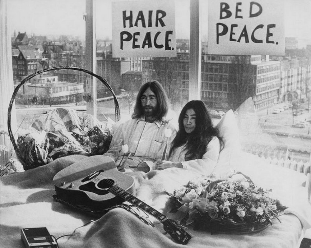 Yoko Ono and John Lennon performance - In bed for peace