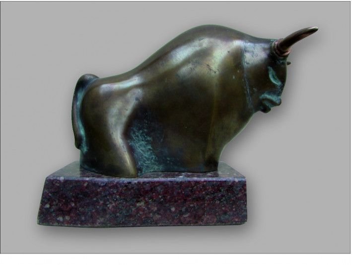 Скульптура «Бычок», бронза, камень. Скульптор Корж Богдан. Купить скульптуру