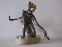 Скульптура “Девушка кошка”