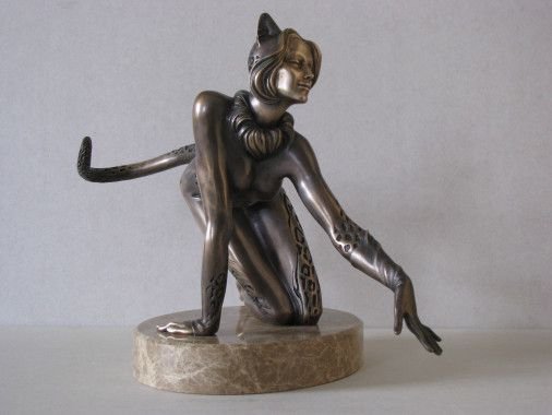 Скульптура «Дівчина кішка», бронза, камінь. Скульптор Васильченко Андрій. Купити скульптуру